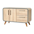 Moderne houten kast met lades en deuren in Scandinavisch design