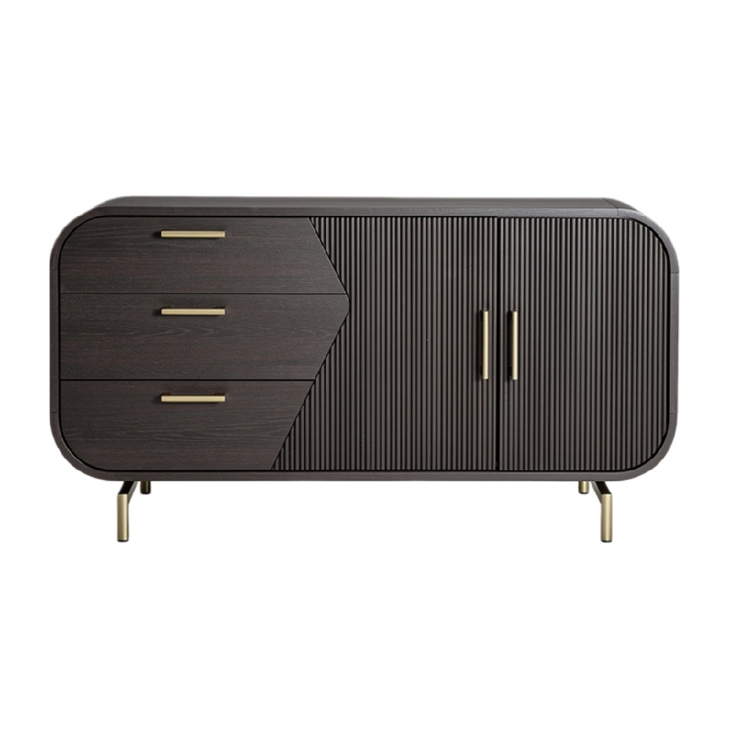 Moderne Eikenhouten Dressoir met Goudkleurige Handvaten en Strakke Lijnen